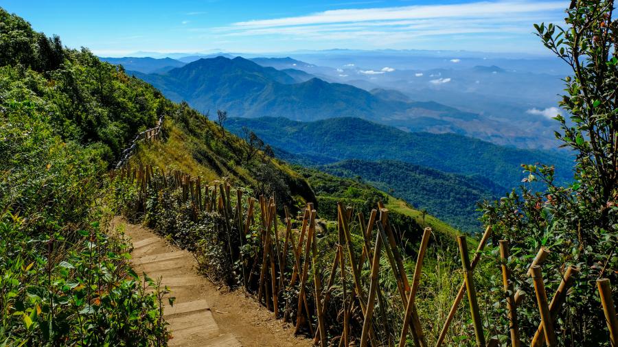 The 2.5 km long Kew Mae Pan Trail with great views of the surrounding valley and mountains